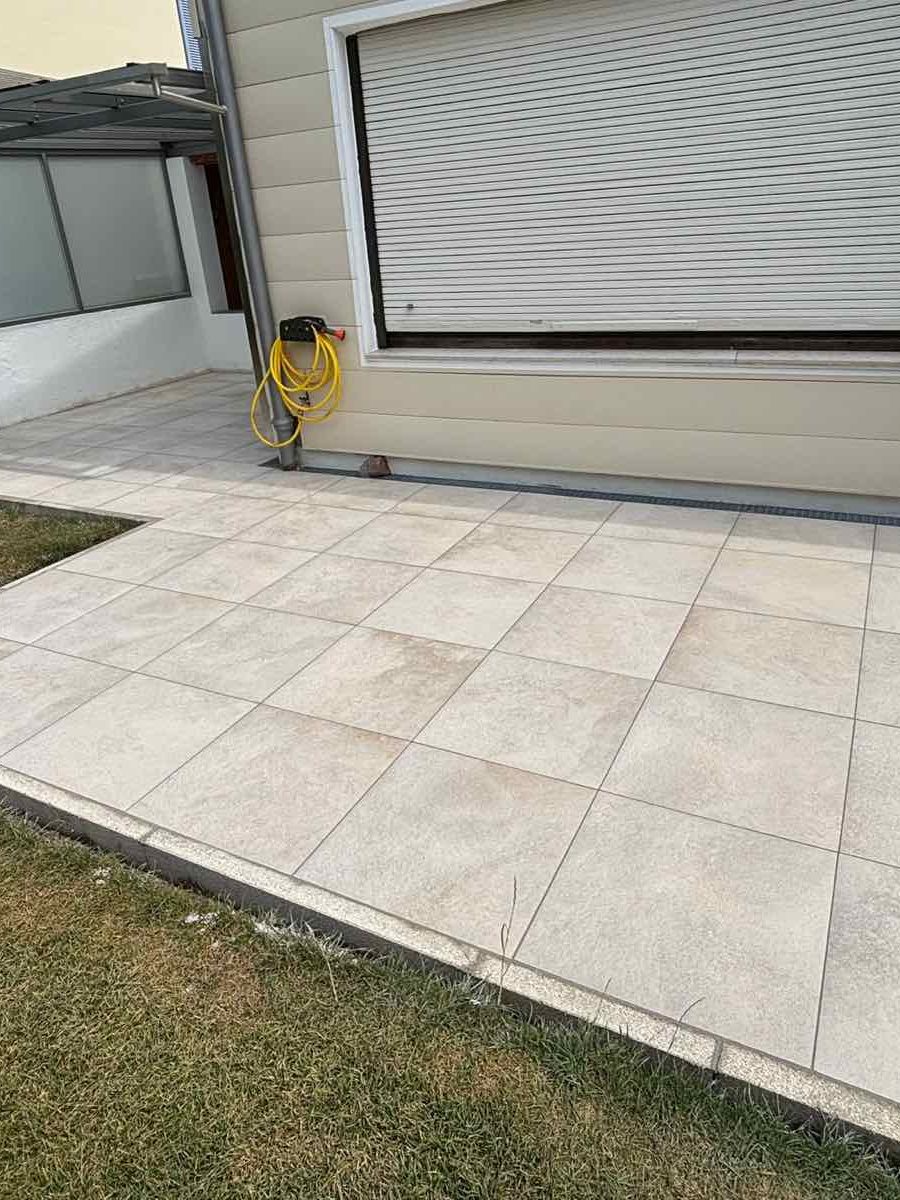 Neue Terrasse aus hellen Großformatplatten