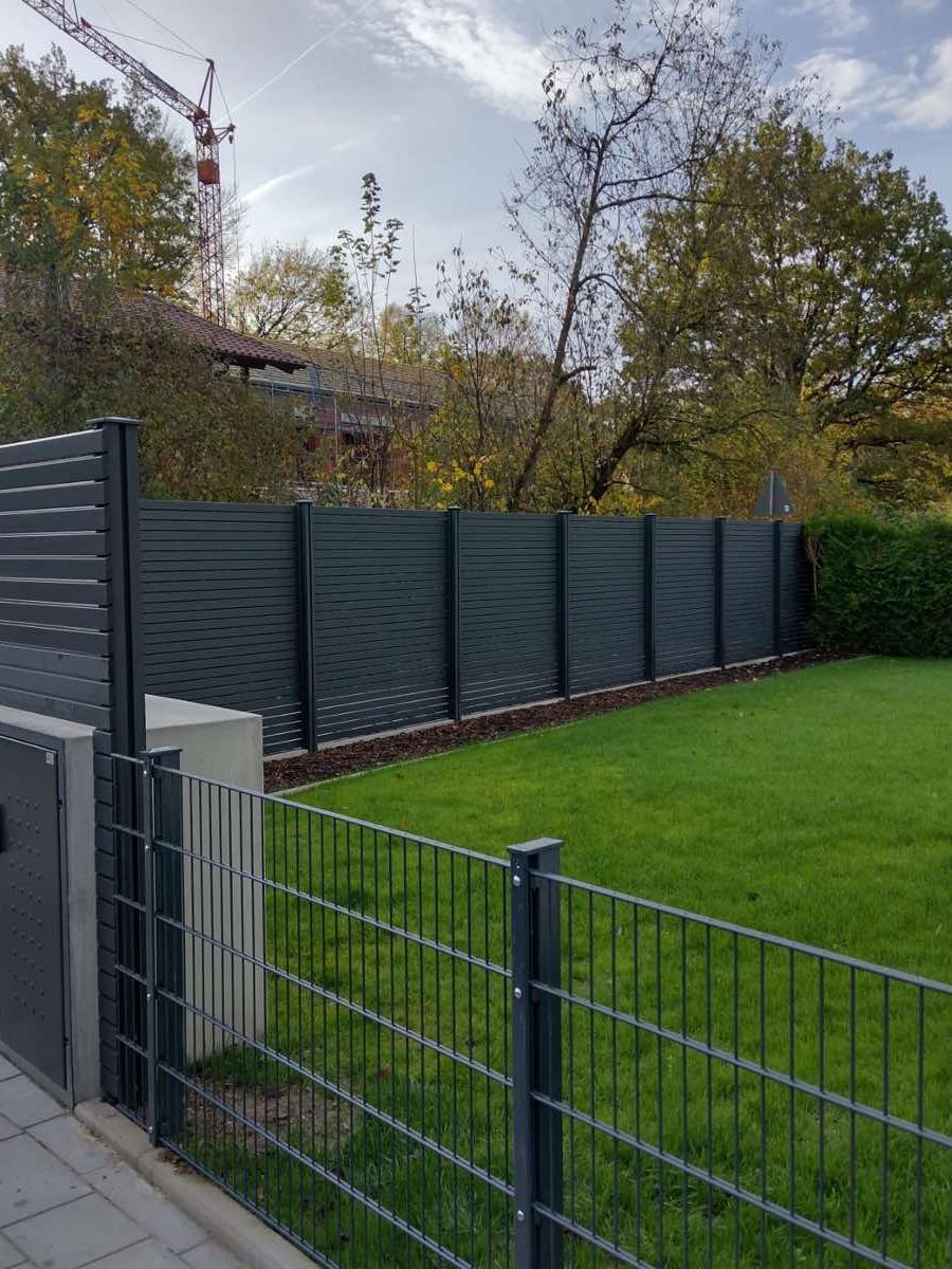 Zaun mit Sichtschutz und frischem Rasen