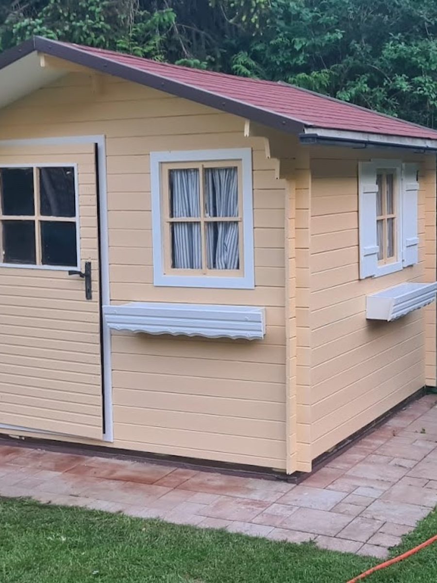 Gartenhaus aus Holz auf Plattenfundament